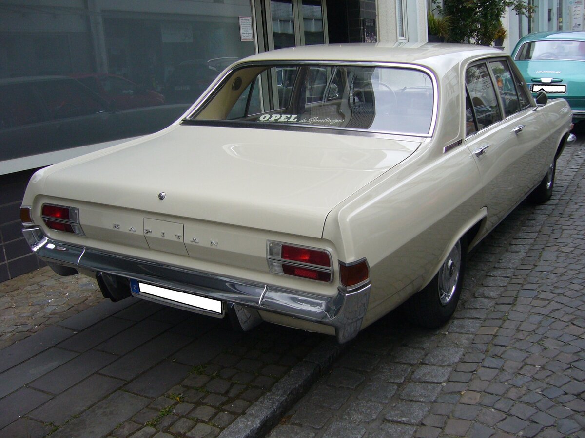 Heckansicht eines Opel Kapitän A aus dem Jahr 1964. Oldtimertreffen des AMC Essen-Kettwig am 01.05.2022.
