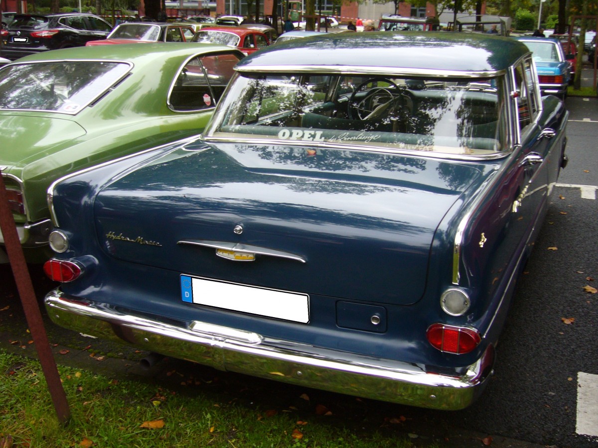 Heckansicht eines Opel Kapitän P-LV. 1959 - 1963. Besucherparkplatz der Historicar am 17.10.2015.