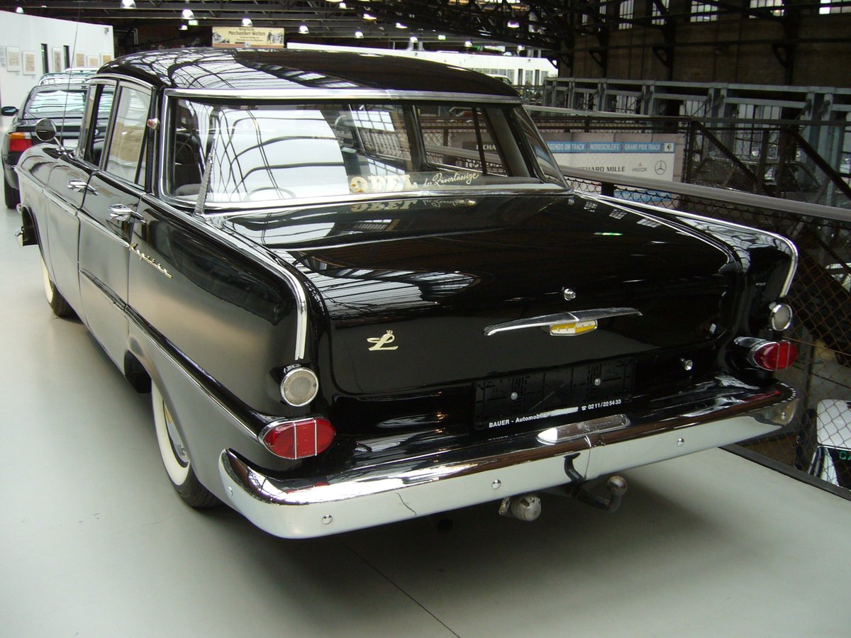 Heckansicht eines Opel Kapitän P-LV aus dem Modelljahr 1962. Classic Remise Düsseldorf am 02.02.2020.