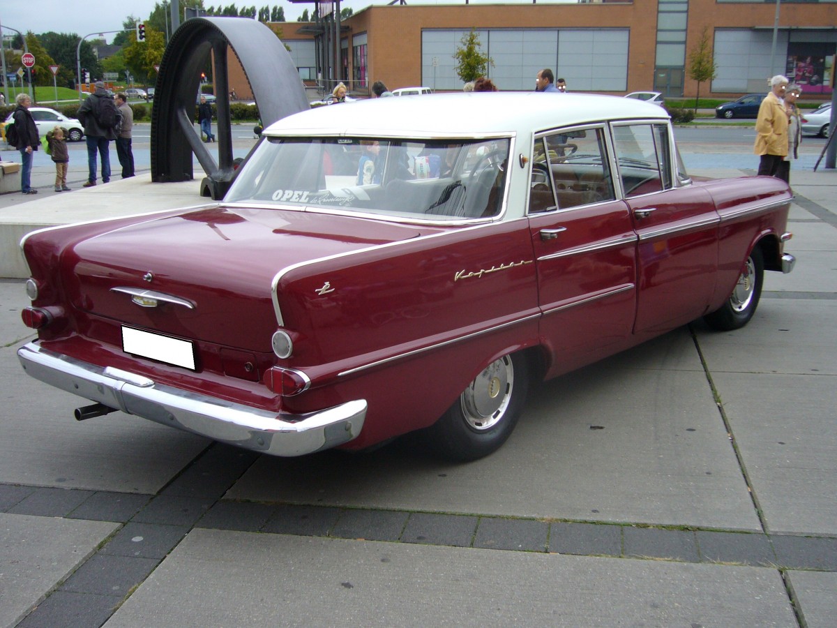 Heckansicht eines Opel Kapitän P-LV in der L-Version. 1959 - 1963. Oldtimertreffen  Sterkrader Tor  am 30.08.2014.