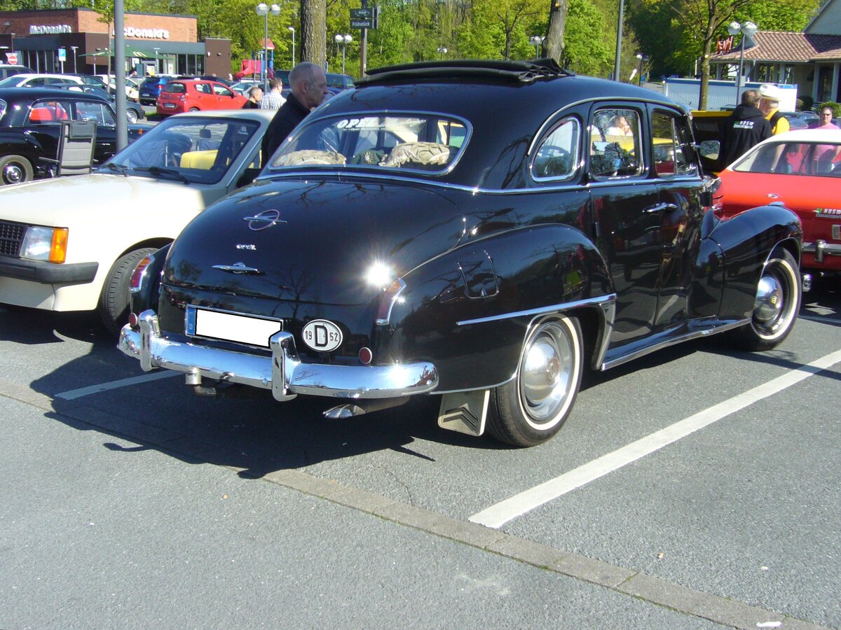 Heckansicht eines Opel Kapitän, wie er von 1951 bis 1953 gebaut wurde. Dieses Kapitänmodell basierte auf dem Vorkriegskapitän, der ab 1948 wieder bei den Händlern stand. 1951 bekam er ein  Facelift . Dieses  Facelift  war an die zeitgenössischen Chevrolet-Modelle des Mutterkonzernes GM angelehnt. Angetrieben wird der Kapitän von einem Sechszylinderreihenmotor, der aus einem Hubraum von 2473 cm³ 58 PS leistet. Oldtimertreffen Café del Sol Gelsenkirchen am 18.04.2022.