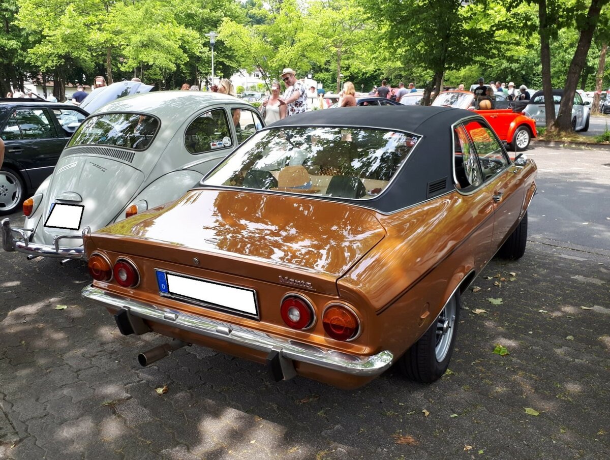 Heckansicht eines Opel Manta A, gebaut in den Jahren von 1970 bis 1975. Der Manta wurde als Konkurrenzprodukt zum sehr erfolgreichen Ford Capri, der ein Jahr vorher erschien, auf den Markt gebracht. Der Kunde konnte zwischen drei verschiedenen Vierzylinderreihenmotoren wählen: 1196 cm³, 1584 cm³ und dem 1897 cm³ Motor aus dem Opel Rekord. Die Leistung lag zwischen 60 PS und 105 PS. Oldtimertreffen in Siegen am 19.06.2022.