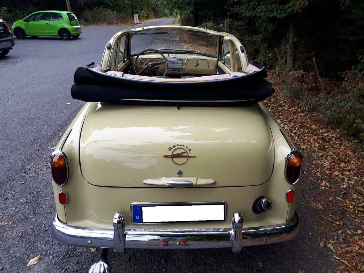 Heckansicht eines Opel Olympia Rekord Cabrioletlimousine des Modelljahres 1956. Parkplatz an der Alpenroder Hütte/Westerwald am 27.08.2022.