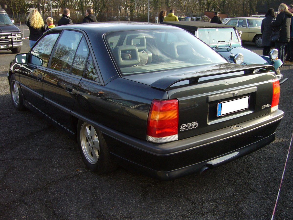 Heckansicht eines Opel Omega 3000. Der Opel Omega stand ab Oktober 1986 bei den Händlern. Er war als viertürige Limousine und als fünftüriges Kombimodell namens CarAvan lieferbar. Ab März 1987 konnte der Kunde auch das Topmodell Omega 3000 zu einem Preis ab DM 44.250,00 bestellen. Unter der Haube verrichtete, der schon aus Senator und Monza bekannte, Sechszylinderreihenmotor mit einem Hubraum von 2969 cm³ und einer Leistung von 177 PS seinen Dienst. Die Höchstgeschwindigkeit dieser Limousine gab Opel mit 227 km/h an. Oldtimertreffen an Mo´s Bikertreff in Krefeld am 26.01.2020.