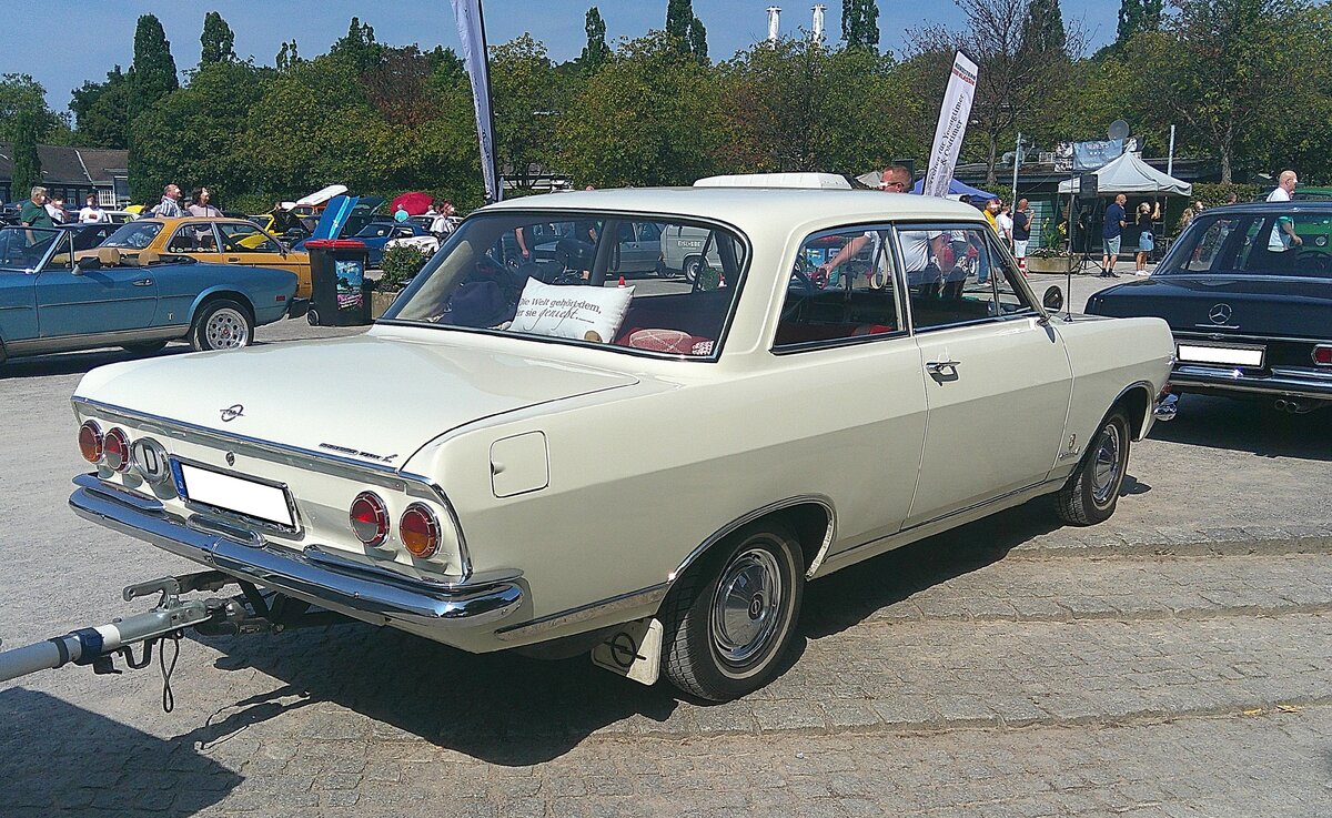 Heckansicht eines Opel Rekord B in der Karosserieversion zweit�rige Limousine aus dem Jahr 1966 im Farbton chamonixwei�. Oldtimertreffen Nordstern Klassik in Gelsenkirchen am 16.08.2026.