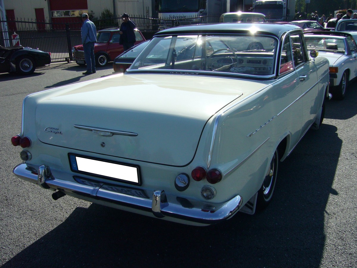 Heckansicht eines Opel Rekord P2 Coupe, auch der  rasende Kofferraum  genannt. 1961 - 1963. Prinz-Friedrich-Oldtimertreffen in Essen am 27.09.2015.
