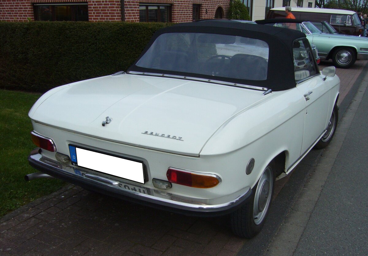 Heckansicht eines Peugeot 204 Cabriolet im Farbton blanc alaska. Oldtimertreffen beim Autohaus Voss in Rosendahl-Darfeld am 07.04.2024.