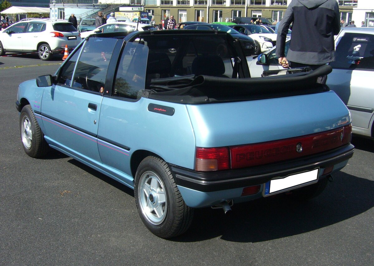Heckansicht eines Peugeot 205CT Cabriolet, wie es von 1986 bis 1989 gebaut wurde. French Car Devotion am 30.04.2023 an Mo´s Bikertreff in Krefeld.