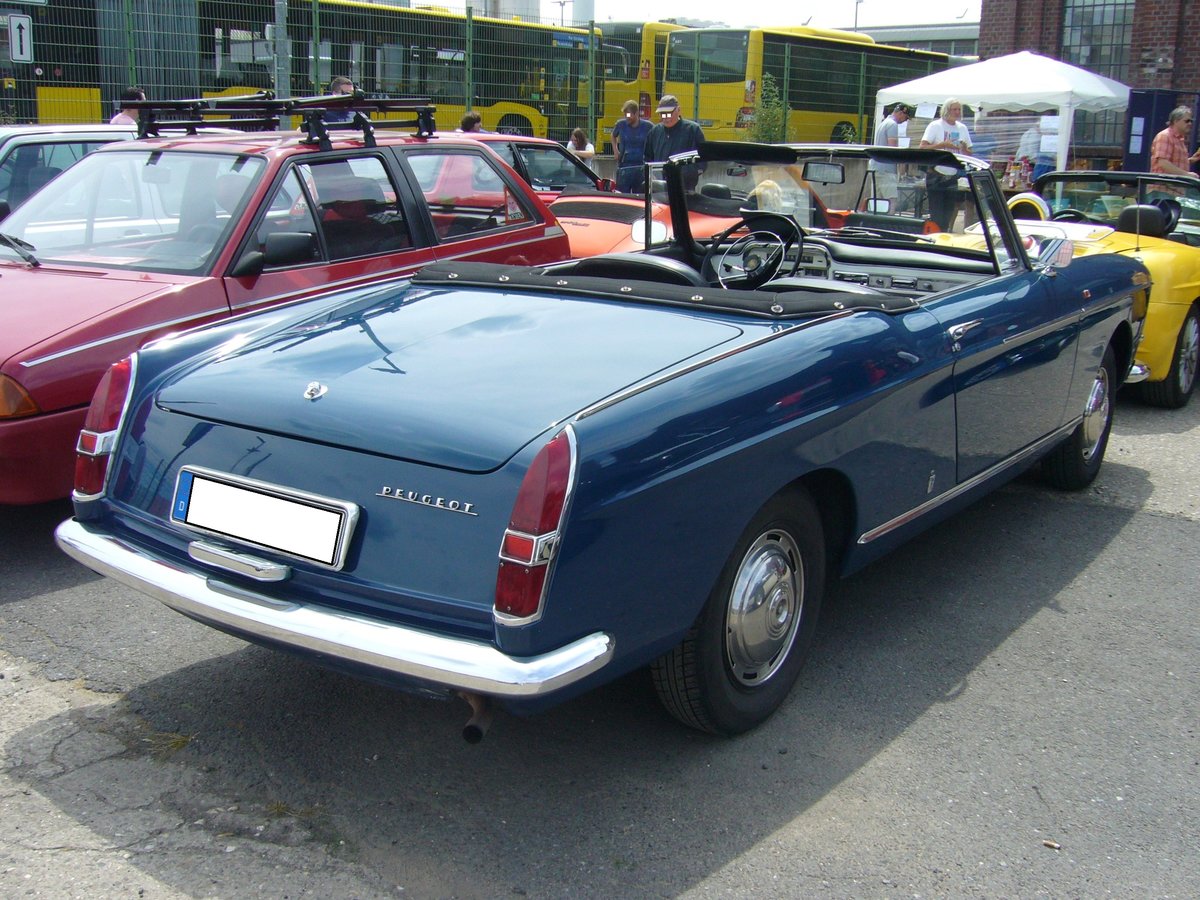 Heckansicht eines Peugeot 404 Cabriolet im Farbton amiral bleu. Alte Dreherei in Mülheim an der Ruhr am 21.06.2020.