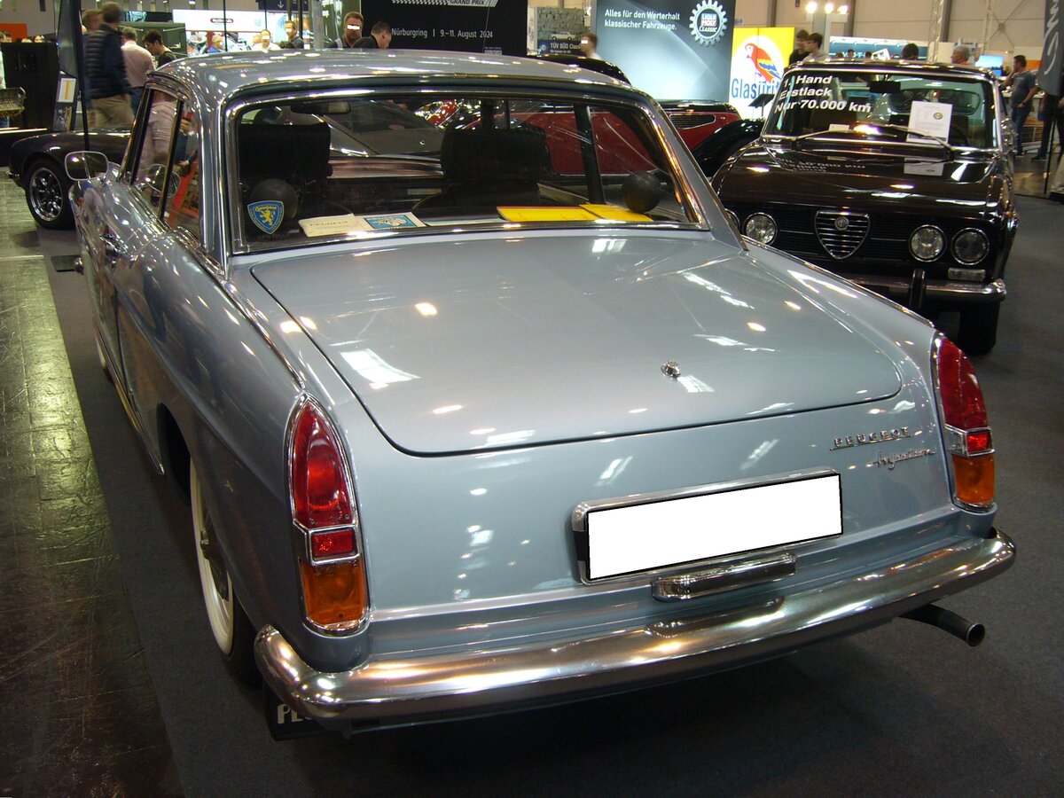 Heckansicht eines Peugeot 404 SI Coupe aus dem Jahr 1968. Techno Classica Essen am 06.04.2024.