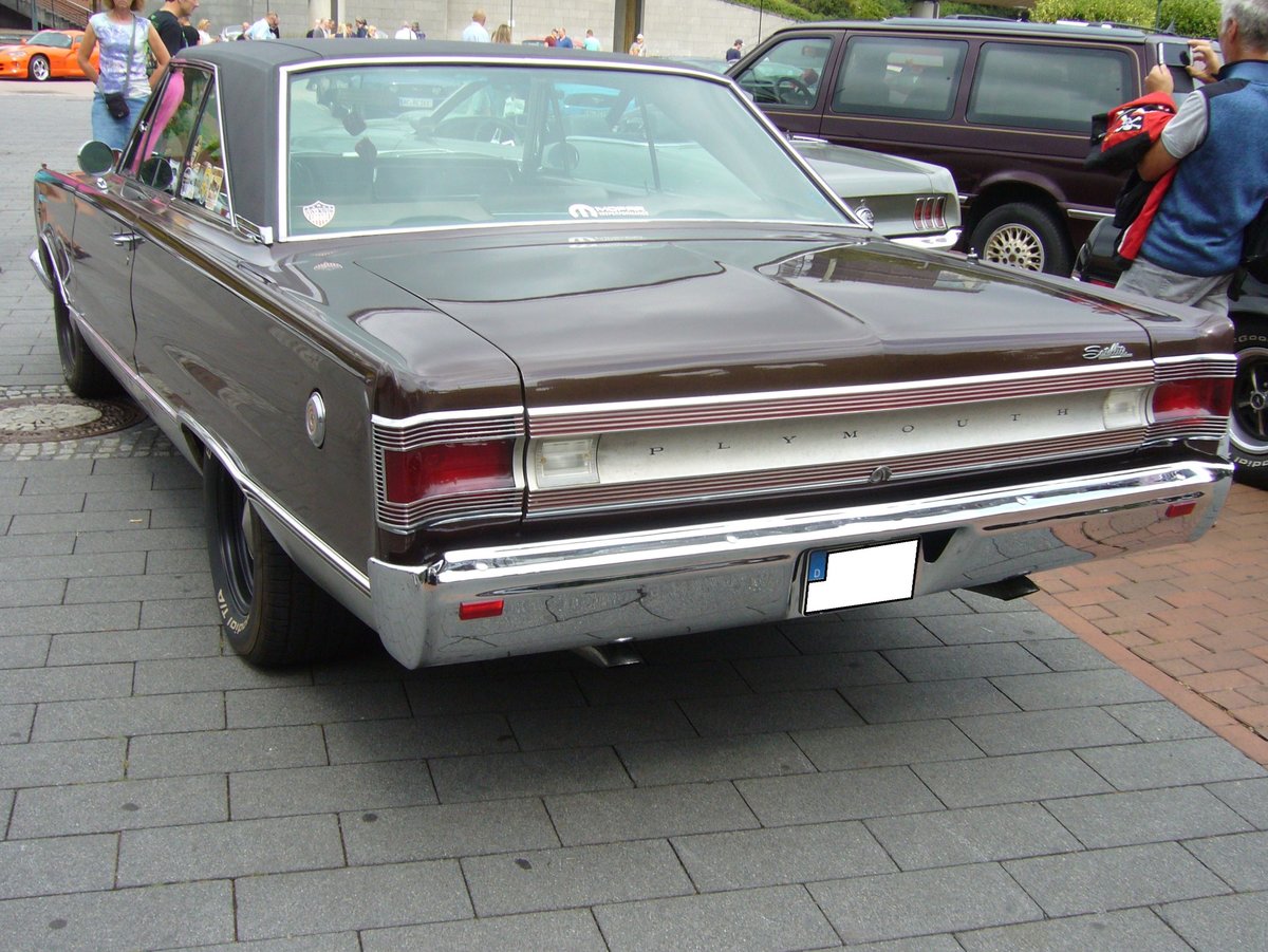 Heckansicht eines Plymouth Satellite Coupe aus dem Modelljahr 1967. US-Cartreffen CentrO am 21.07.2019.