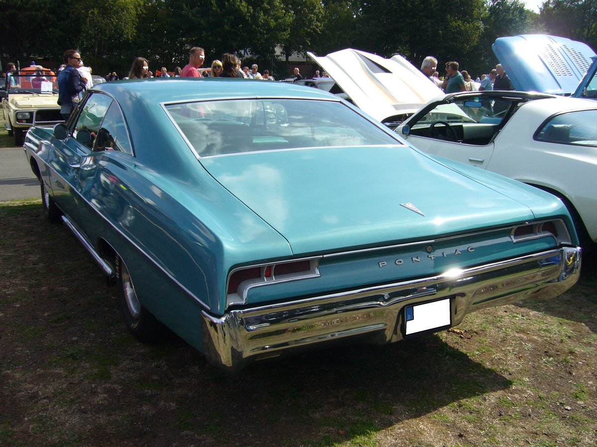 Heckansicht eines Pontiac Series 252 Catalina Ventura twodoor Hardtop Coupes des Modelljahres 1967. Oldtimertreffen Duisburg-Wedau am 26.08.2018.