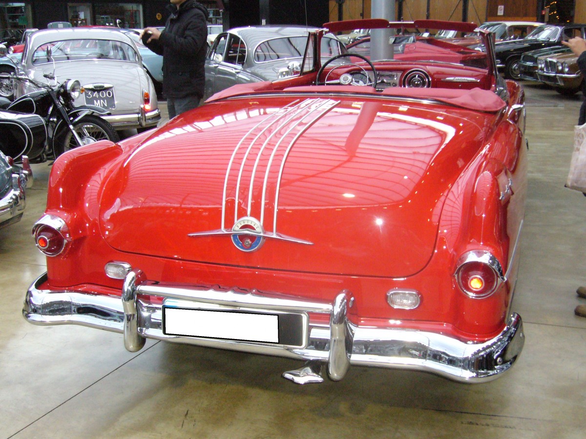 Heckansicht eines Pontiac Star Chief DeLuxe Convertible des Jahrganges 1954. Classic Remise Düsseldorf am 29.12.2013.