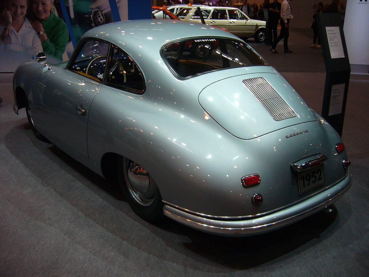 Heckansicht eines Porsche 356 Coupe 1300 mit Reutter Karosserie aus dem Jahr 1952. Techno Classica Essen am 13.04.2023.