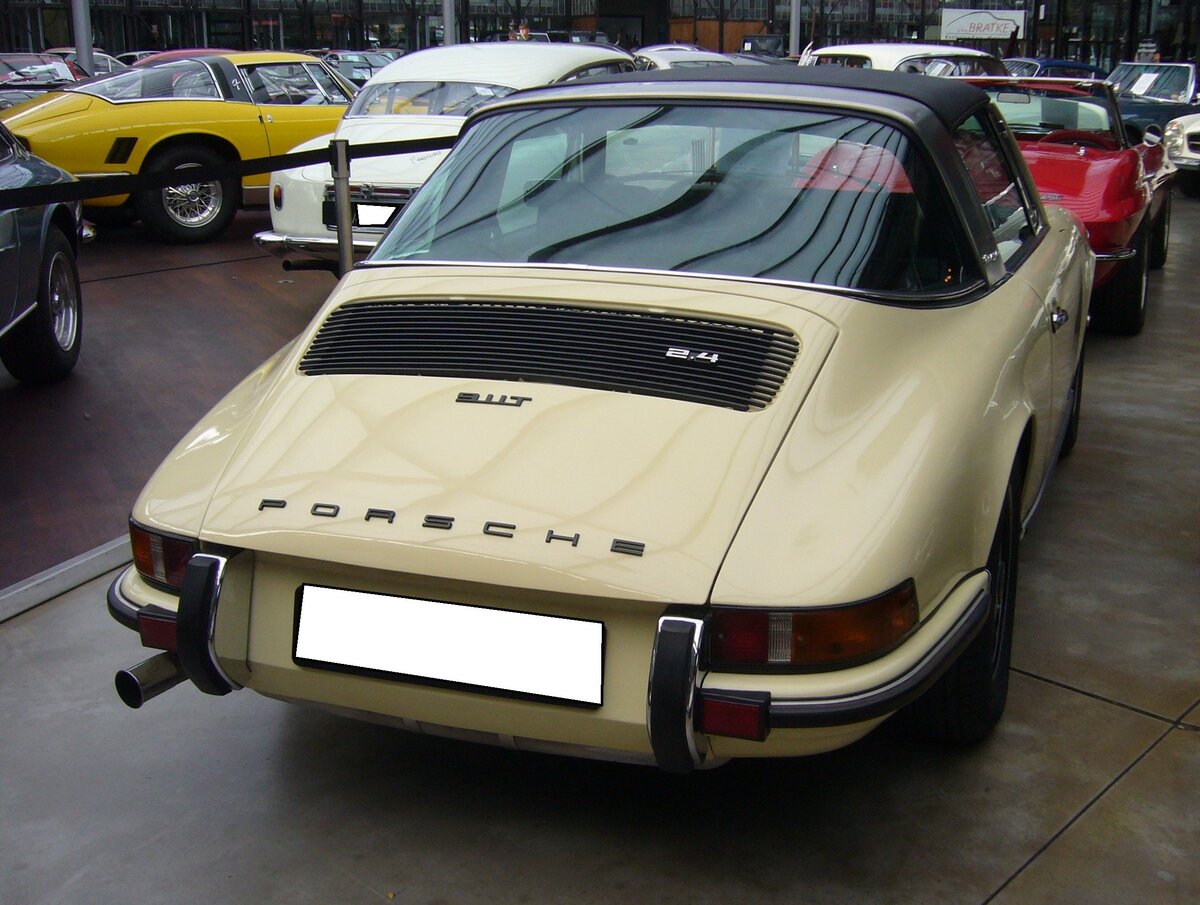 Heckansicht eines Porsche 911 2.4 Targa aus dem Jahr 1973. Classic Remise Düsseldorf am 30.10.2023.