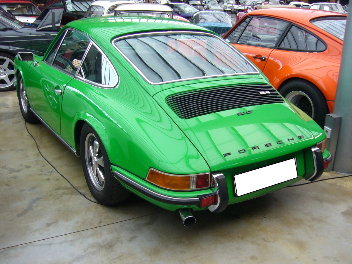 Heckansicht eines Porsche 911 2.4T Coupe aus dem Jahr 1972. Classic Remise Düsseldorf am 23.11.2021.
