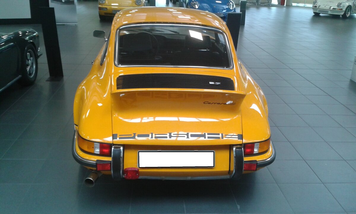 Heckansicht eines Porsche 911 2.7 Carrera RS von 1973. Showroom eines Essener Porsche-Händlers.
