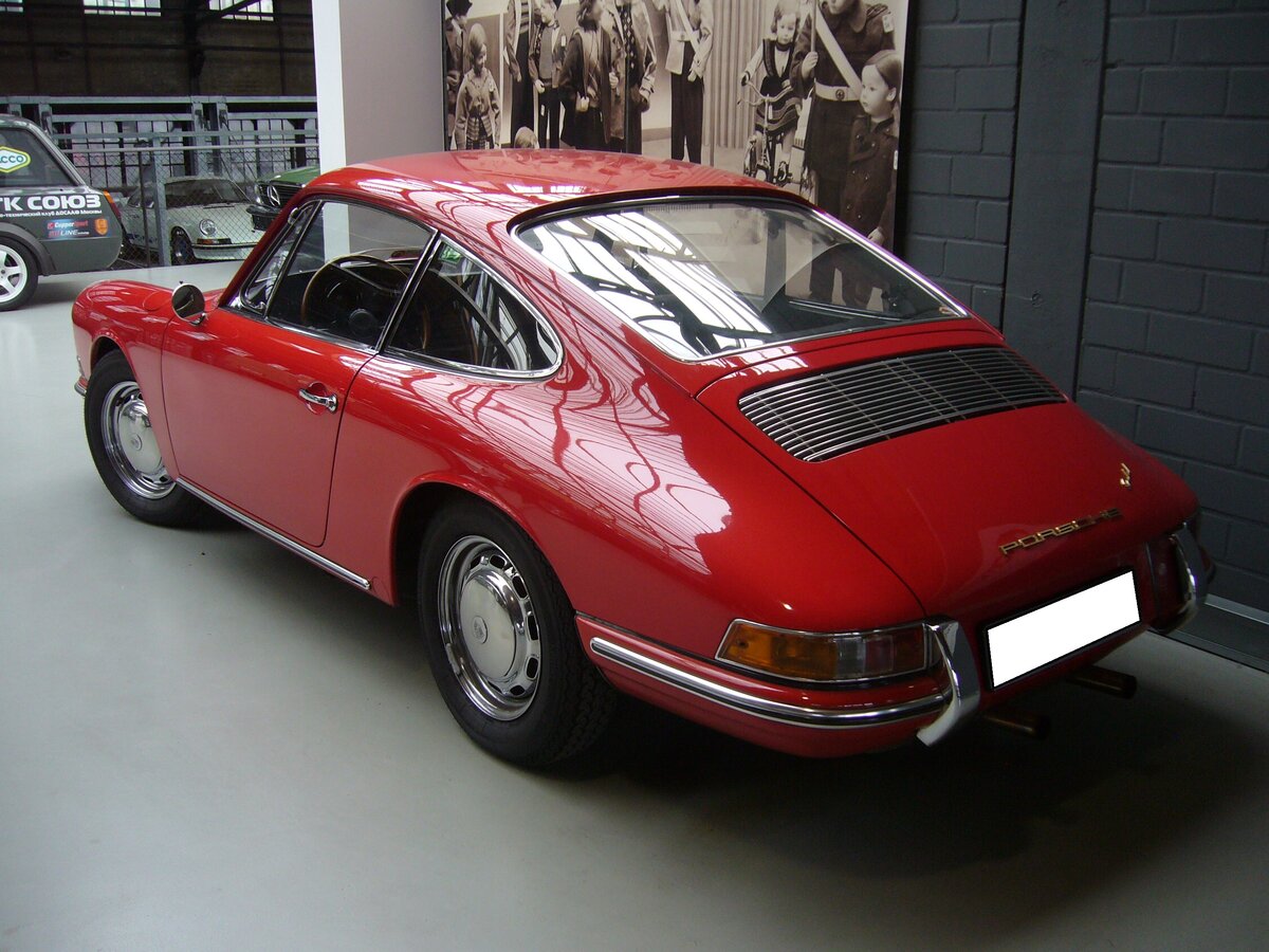 Heckansicht eines Porsche 911 aus dem Jahr 1966 im Farbton signalrot. Classic Remise Düsseldorf am 15.10.2022.