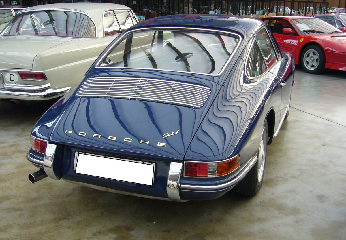 Heckansicht eines Porsche 911 aus dem Jahr 1966 mit der so genannten SWB (S hort W heel B ase). Classic Remise Düsseldorf am 22.02.2023.