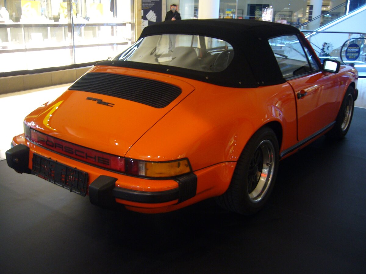 Heckansicht eines Porsche 911 SC Cabriolet aus dem Jahr 1983. EKZ Limbecker Platz in Essen am 12.03.2022.