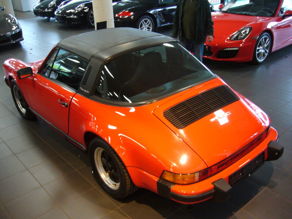 Heckansicht eines Porsche 911 Targa aus der  G-Serie . Das Modelljahr ist 1982. Showroom des Essener Porsche-Zentrums.
