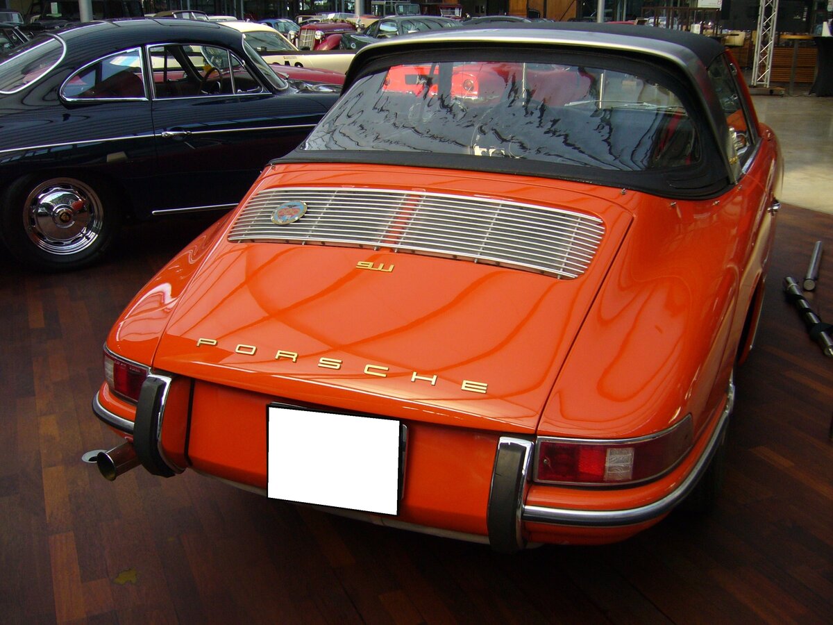 Heckansicht eines Porsche 911 Targa aus dem Modelljahr 1967. Classic Remise Düsseldorf am 28.09.2021.