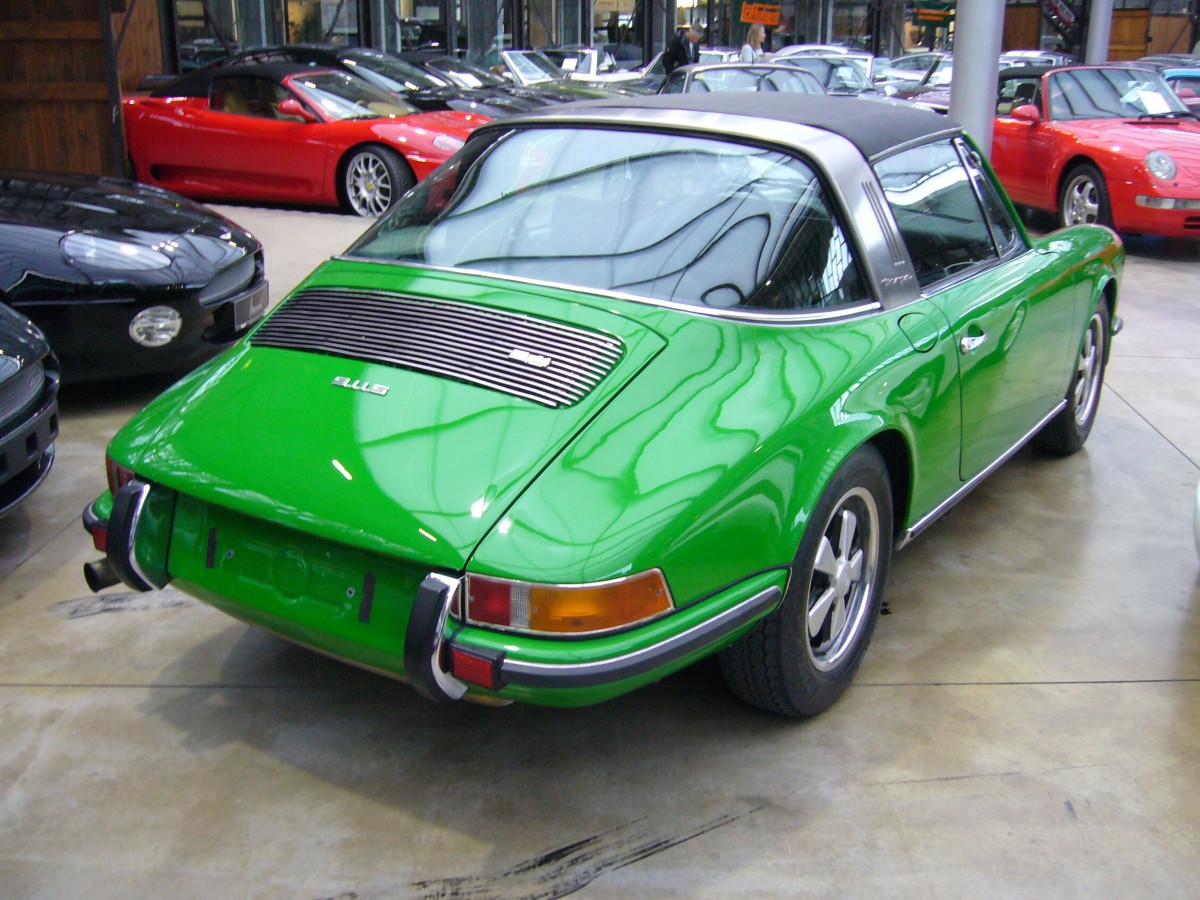 Heckansicht eines Porsche 911S 2.4 Targa. Der abgelichtete Targa entstammt dem Baujahr 1972. Das kann man sehr gut an der Ölklappe unterhalb des Targabügels erkennen. Das so genannten  Ölklappenmodell  gab es nur 1972. Classic Remise Düsseldorf am 30.01.2016.