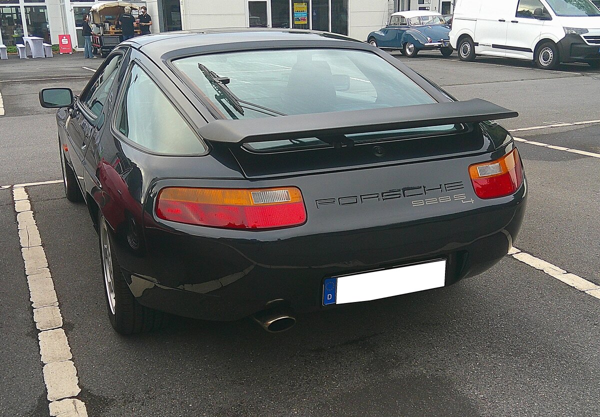 Heckansicht eines Porsche 928 S4 im Farbton Brilliantschwarzmetallic aus dem Jahr 1986. 13. Saarner Oldtimer-Cup am 30.08.2026 in M�lheim an der Ruhr/Saarn.