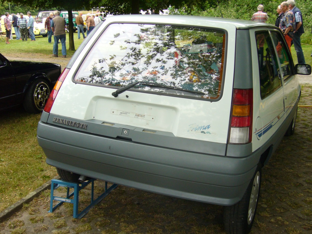 Heckansicht eines Renault Super 5. 1984 - 1996. Oldtimertreffen Voerde am 13.06.2015.