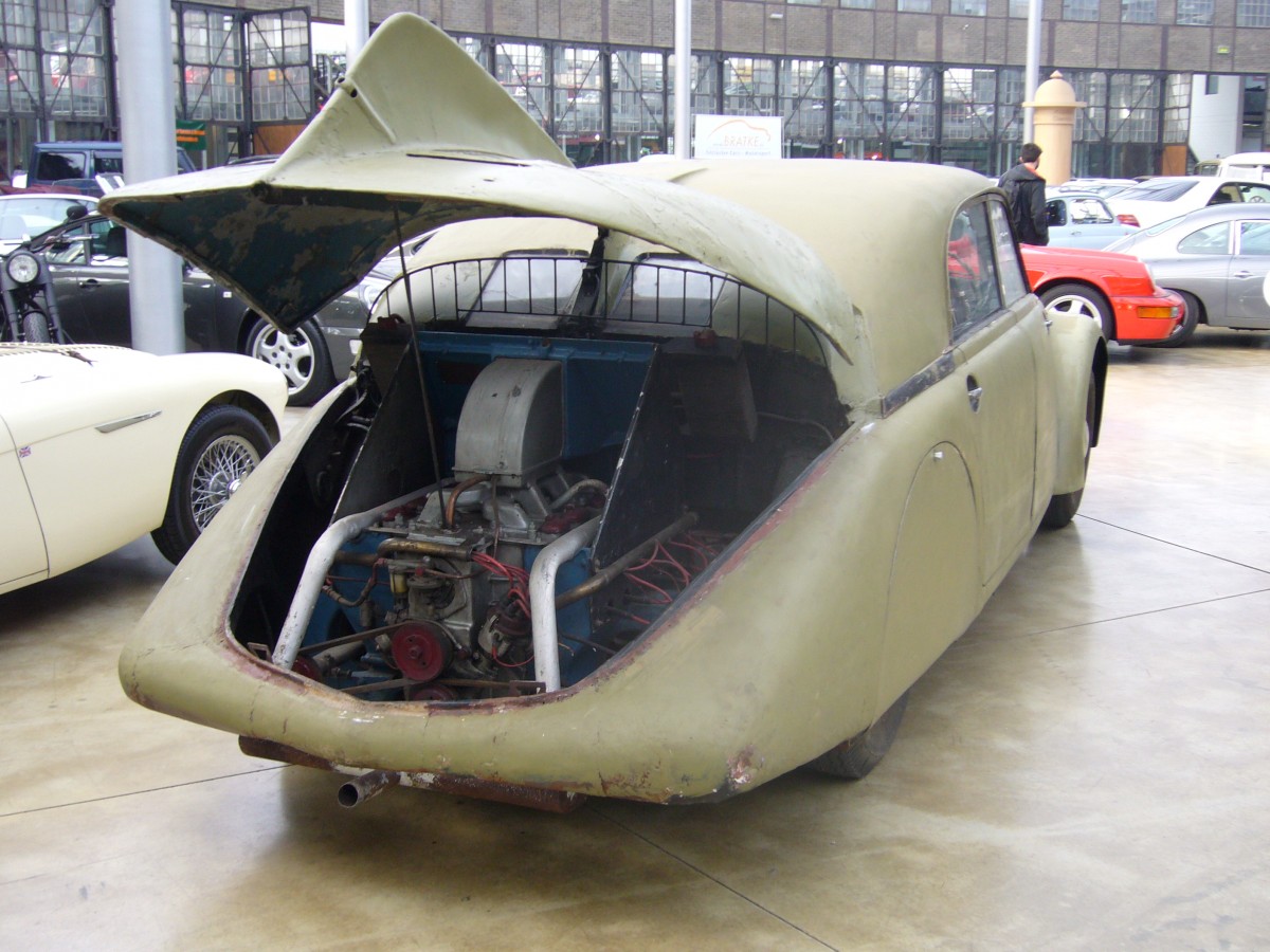 Heckansicht eines restaurierungsbedürftigen Tatra 77A. 1935 - 1938. Düsseldorfer Classic Remise am 08.03.2015.