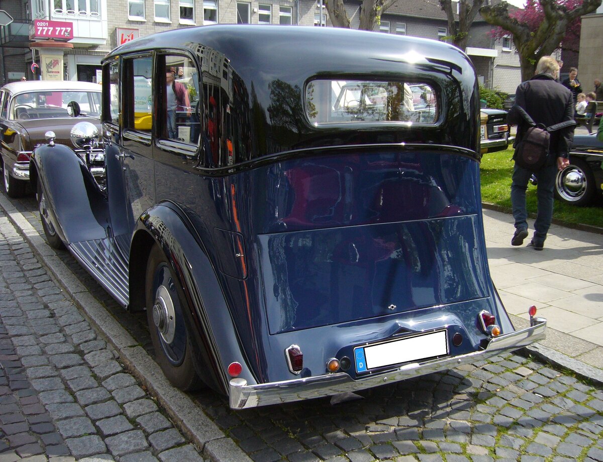 Heckansicht eines Rolls Royce 20/25 HP aus dem Jahr 1935 mit einem Karosserieaufbau von Park Ward. 15. Oldtimertreffen des AMC Essen-Kettwig am 01.05.2023.