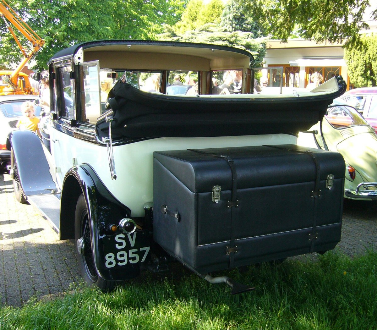 Heckansicht eines Rolls Royce 20/25 HP Landaulette de Ville by Brewster aus dem Jahr 1930. 4. Oldtimertreffen an der  Burgruine  Essen-Burgaltendorf am 14.05.2023.