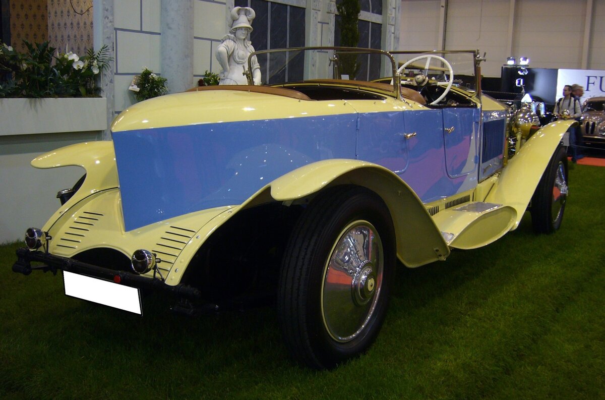 Heckansicht eines Rolls Royce Phantom II Boattail. Das Chassis dieses Phantom II wurde 1929 bei Barker coachworks/London für Pratap Singhrao Gaekwad, den Maharadscha von Baroda mit einer Saloon Karosserie versehen. Bereits im Jahr 1934 gelangte das Fahrzeug von Indien nach England zurück und hatte dort verschieden Eigentümer. Im Jahr 1967 wurde es an einen, an der Costa Brava lebenden Briten verkauft, Bei der Carrocerias Vert in der Nähe von Gerona erfolgte dann der Umbau zu dem hier gezeigten Fahrzeug mit dem markanten Boattail-Heck. Nach einer Odyssee durch Europa und den USA steht das Auto nun bei einem niederländischen Händler zum Verkauf. Der Sechszylinderreihenmotor hat einen Hubraum von 7668 cm³ und leistet ziemlich genau 120 PS. Techno Classica Essen am 05.04.2024.