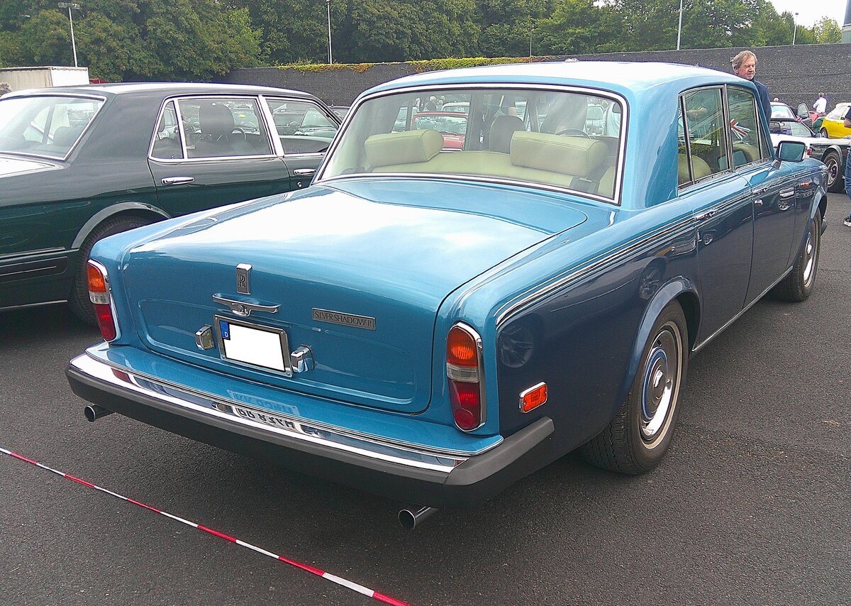 Heckansicht eines Rolls Royce Silver Shadow II aus dem Jahr 1980 in der Farbkombination caribbean blue/coronation blue. 10. BCMM ( B ritish C ar M otorcycle M eeting) am 19.07.2026 an Mo´s Bikertreff in Krefeld.