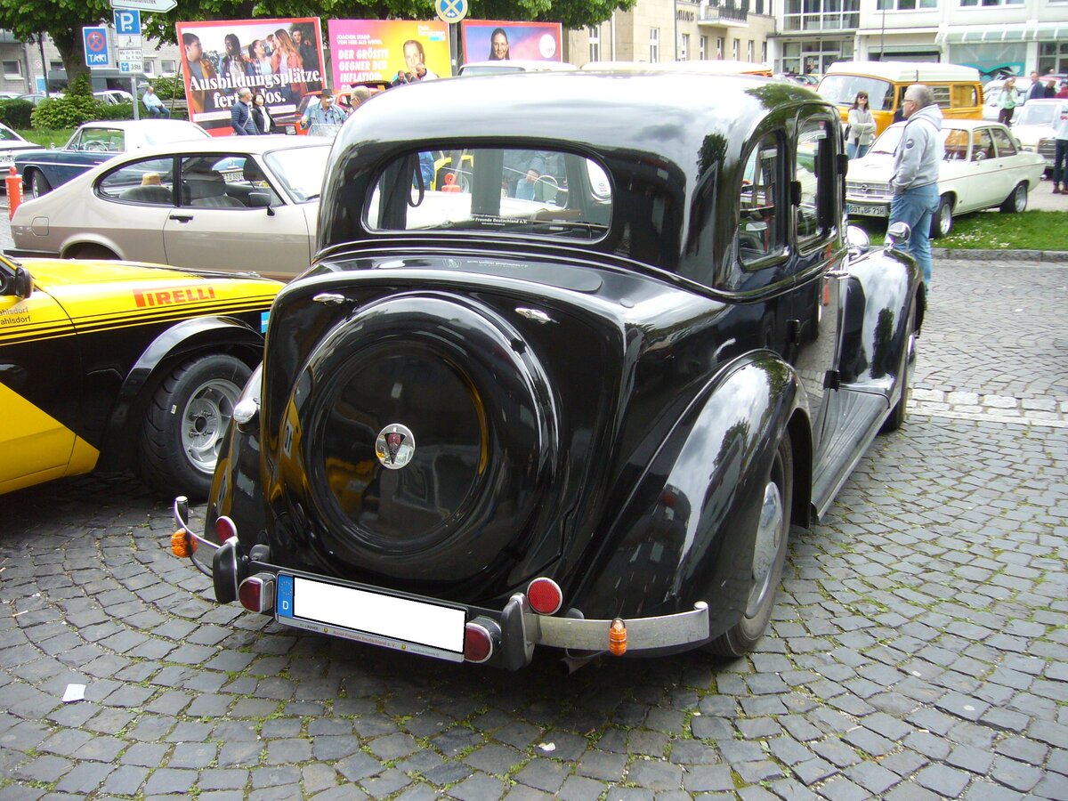 Heckansicht eines Rover P2  Ten  aus dem Jahr 1946. Oldtimertreffen des AMC Essen-Kettwig am 01.05.2022.