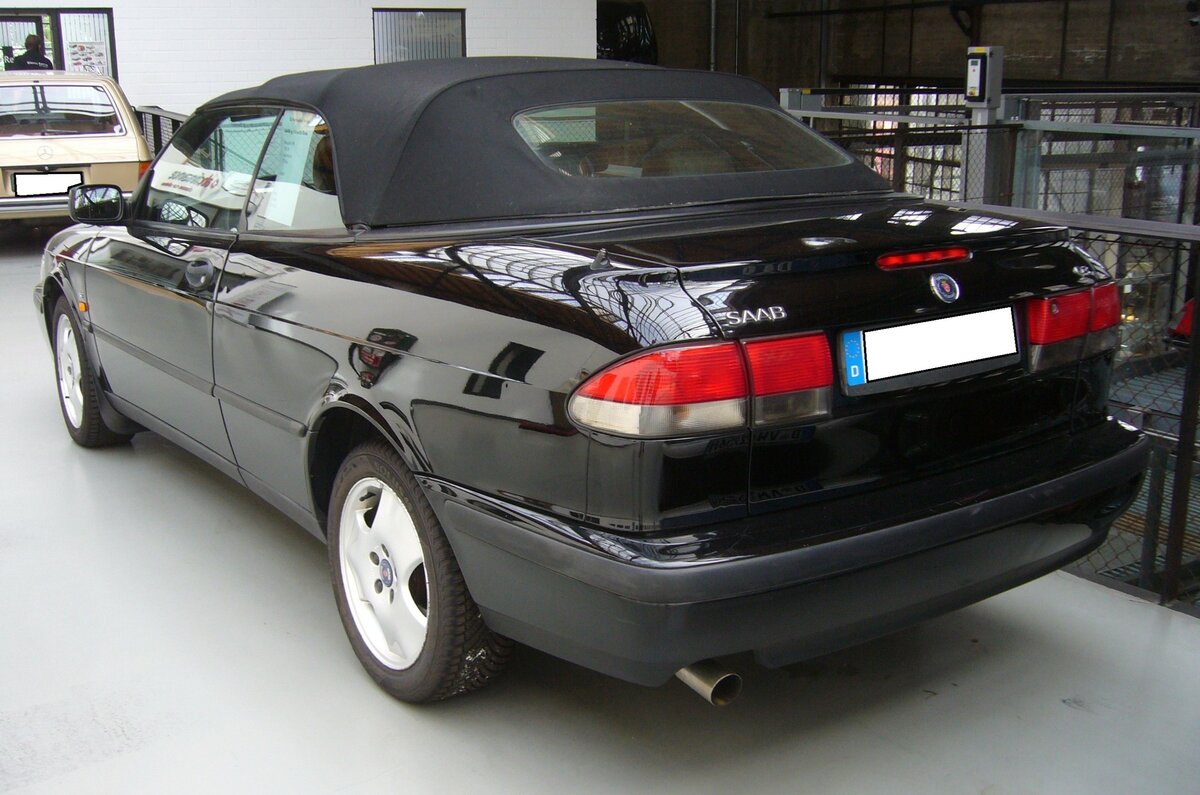 Heckansicht eines Saab 9-3 2.0 SE Turbo Cabriolet von 1998. Classic Remise Düsseldorf am 20.09.2023.