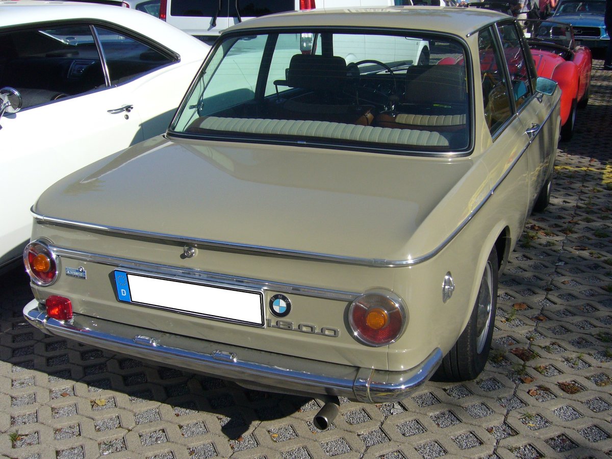 Heckansicht eines saharabeigen BMW 1600-02 aus demJahr 1970. Oldtimertreffen Kokerei Zollverein im Mai 2011.
