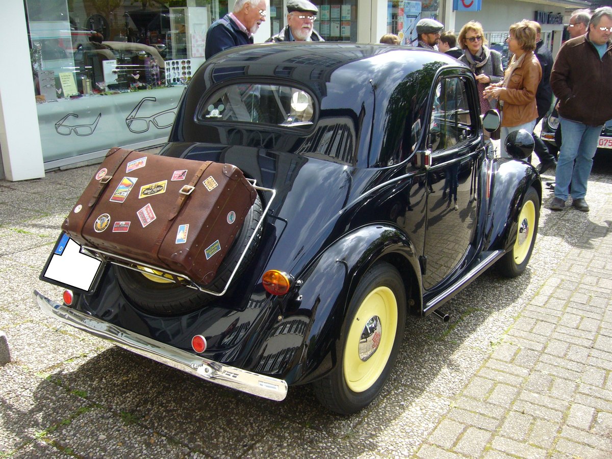 Heckansicht eines Simca Cinq des Modelljahres 1938. Oldtimertreffen Essen-Kettwig am 01.05.2018.