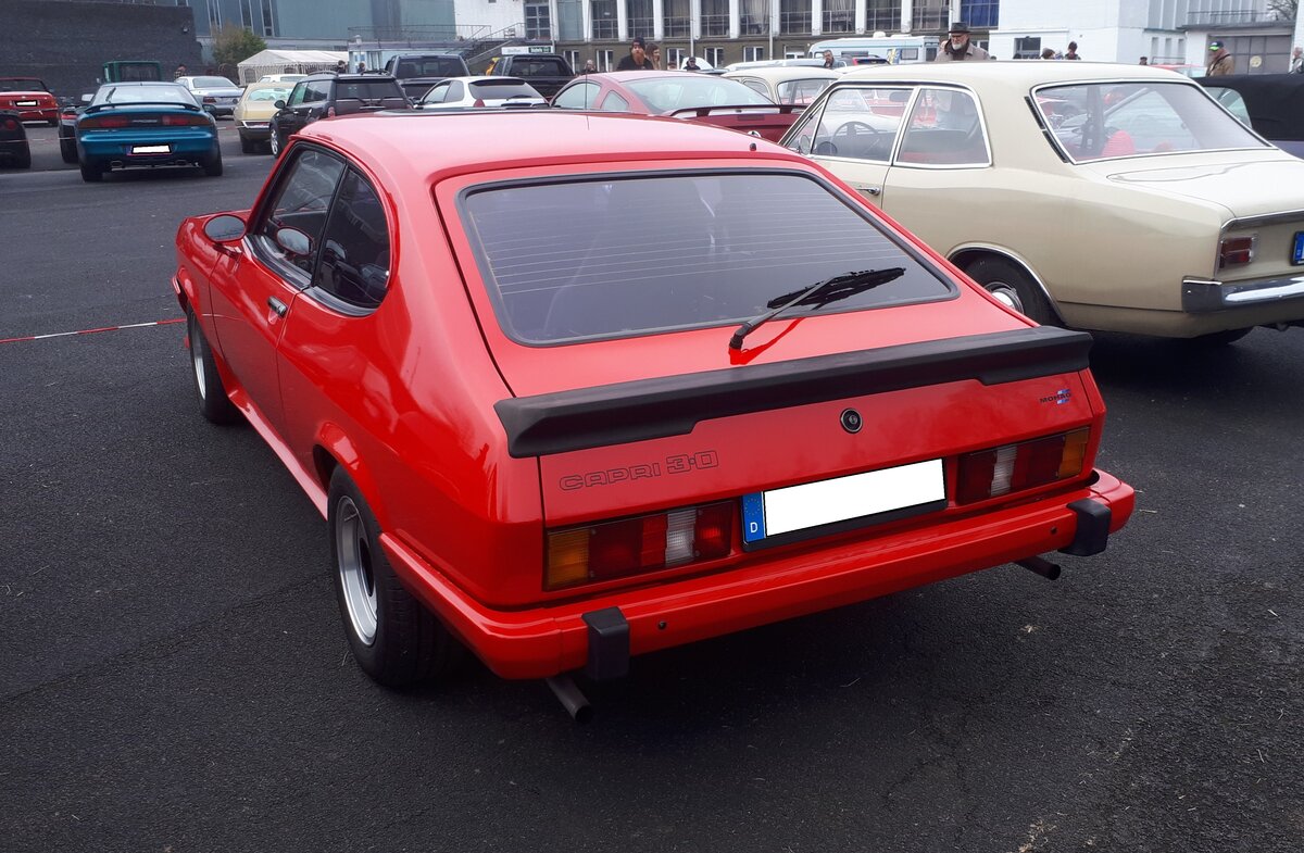 Heckansicht eines spanischroten Ford Capri 3 3.0 aus dem Jahr 1978. Oldtimer- und Youngtimertreffen am 08.02.2026 an Mo´s-Bikertreff in Krefeld.