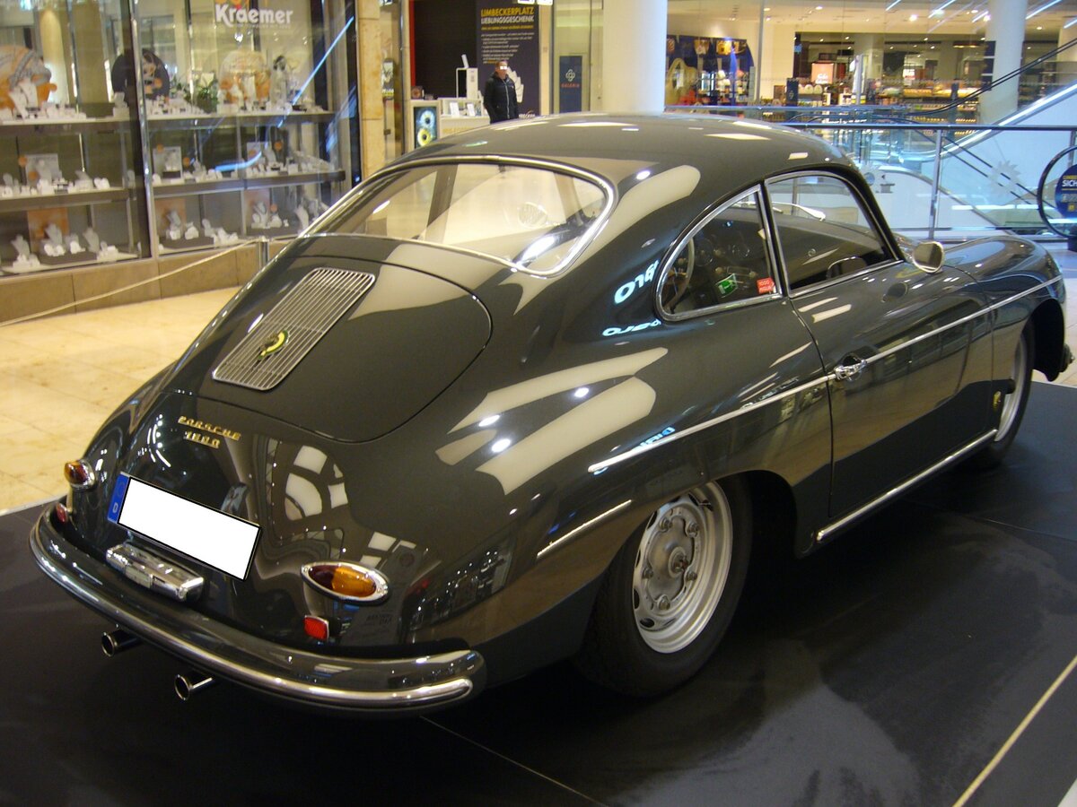 Heckansicht eines steingrauen Porsche 356A T2 Coupe aus dem Jahr 1958. Preview für die Essener Techno Classica am 28.03.2023 im EKZ Limbecker Platz in Essen.
