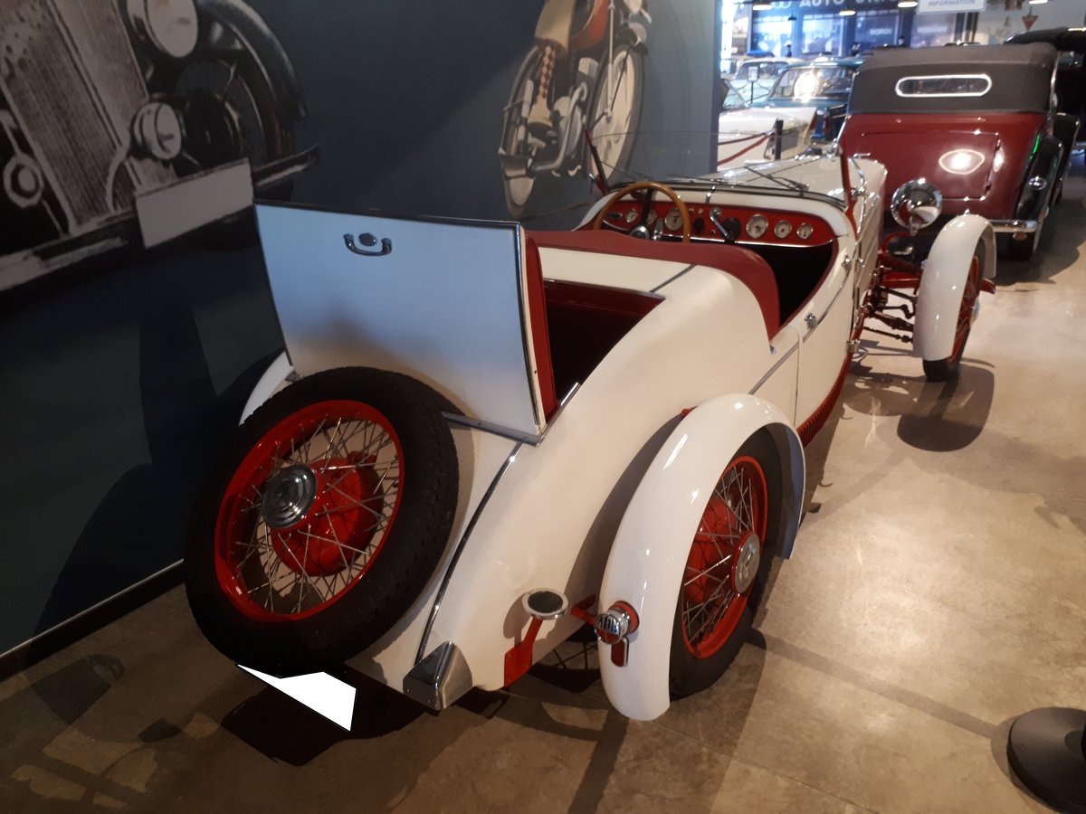 Heckansicht eines Tornax Rex, gebaut von 1934 bis 1936. Der Motorradhersteller Tornax aus Wuppertal, baute von 1934 - 1936 ca. 150 Stück dieses hübschen Sportwägelchen. Der leicht frisierte Motor, die Vorderradaufhängung und die Bremsanlage stammt vom DKW Meisterklasse. Die Karosserie wurde bei Hebmüller in Wülfrath montiert. Zylinderhaus Bernkastel-Kues am 27.09.2018.