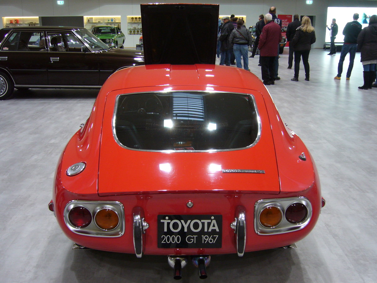 Heckansicht eines Toyota 2000 GT. 1967 - 1970. Toyota Collection Köln am 02.12.2017.