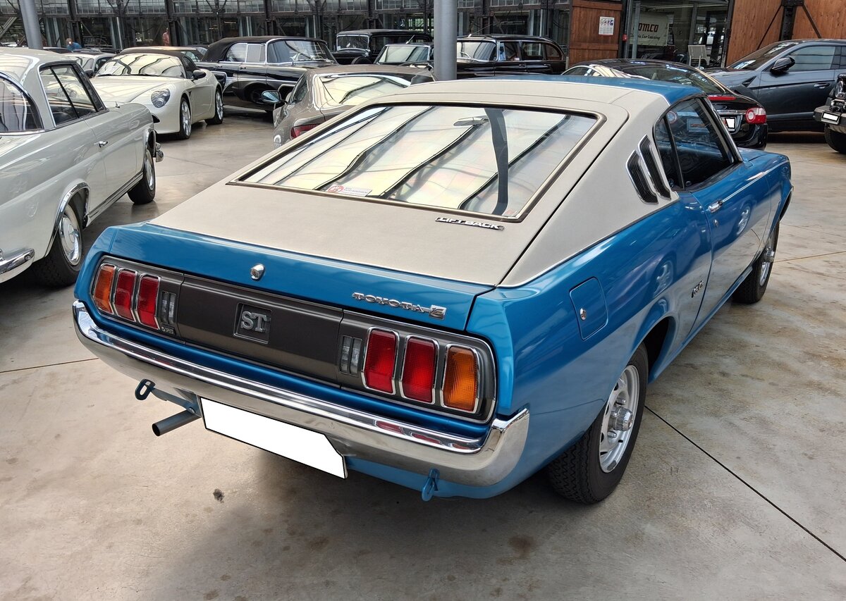 Heckansicht eines Toyota Celica Liftback der Baureihe TA23 in der ST-Version im Farbton lightblue aus dem Jahr 1977. Classic Remise D�sseldorf am 26.09.2026.