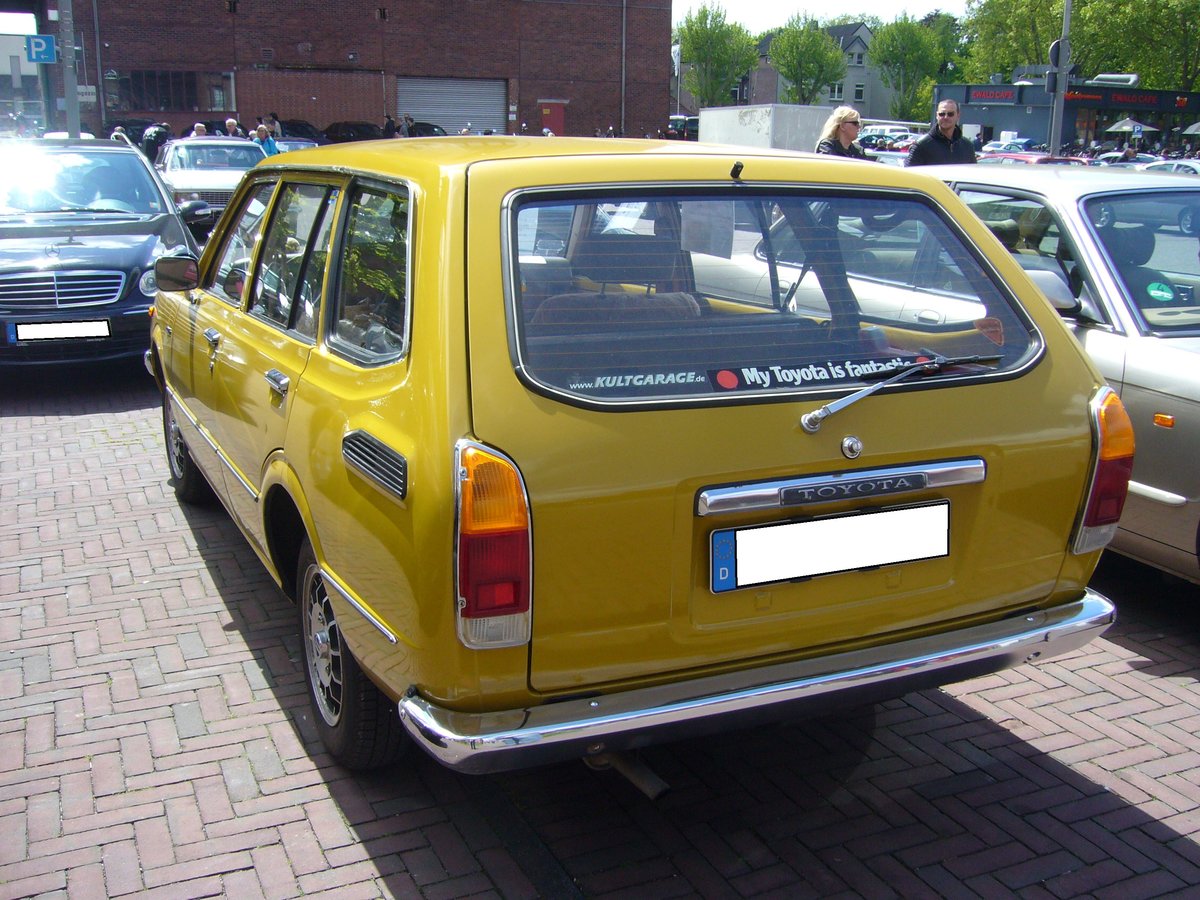 Heckansicht eines Toyota Corolla KE36 aus dem Jahr 1978. Youngtimertreffen Zeche Ewald in Herten am 12.05.2019.