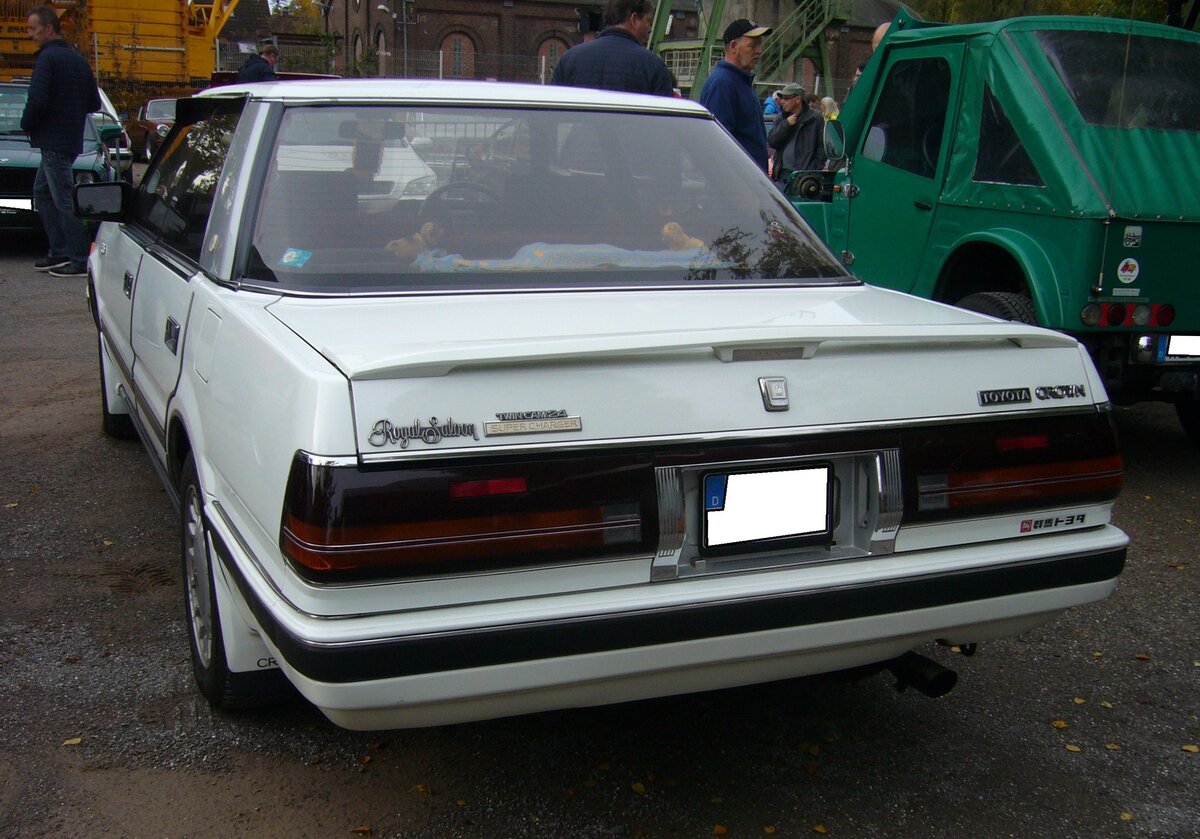 Heckansicht eines Toyota Crown Royal Saloon der Serie GS121 aus dem Jahr 1986. Oldtimertreffen am Theater an der Niebu(h)rg in Oberhausen am 23.10.2022.