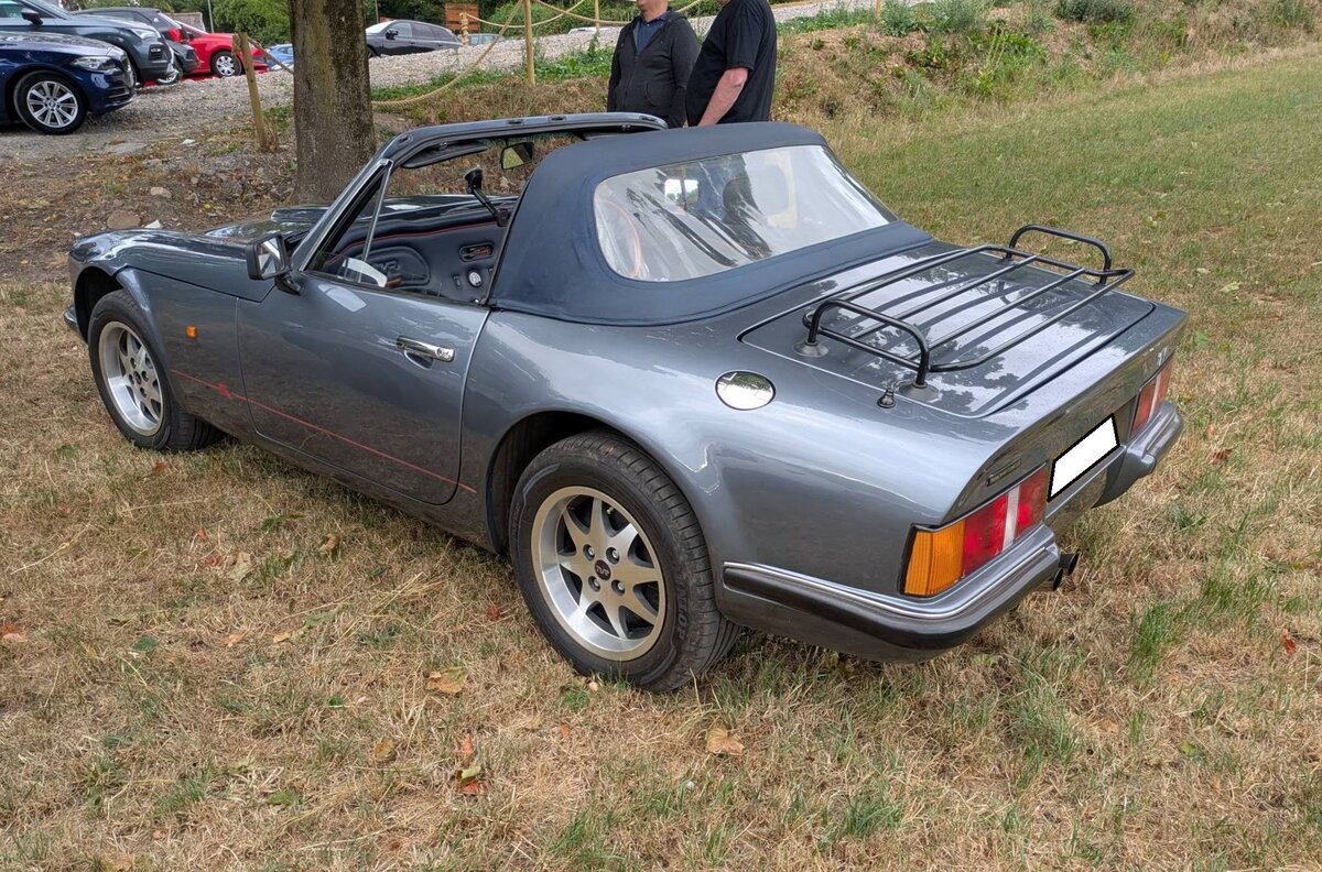 Heckansicht eines TVR S2 aus dem Jahr 1990. Treffen des Chainbridge classic car club auf der Wiese vor einem Pub in Chainbridge/Wales im Juli 2025.
