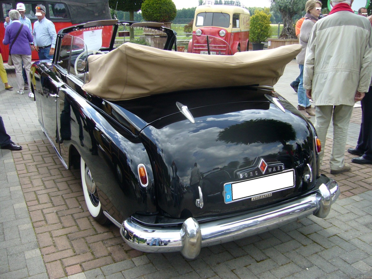 Heckansicht eines viersitzigen Borgward Hansa Cabriolets mit Hebmüllerkarosserie. 1950 - 1952. Hebmüllertreffen am 24.08.2014 in Meerbusch.