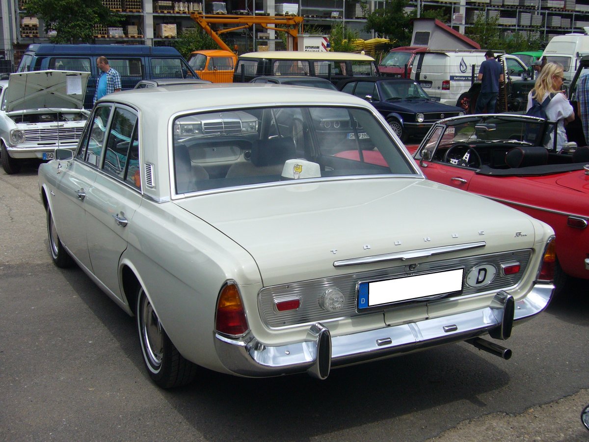 Heckansicht eines viertürigen Ford Taunus P5. 1964 - 1967. Oldtimertreffen an der  Alten Dreherei  am 16.06.2018 in Mülheim an der Ruhr.