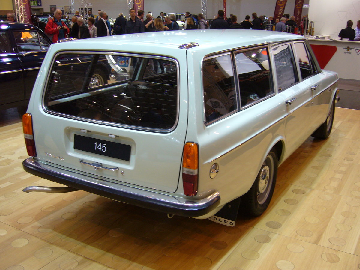 Heckansicht eines Volvo 145. 1966 - 1974. Techno Classica Essen am 09.04.2016.