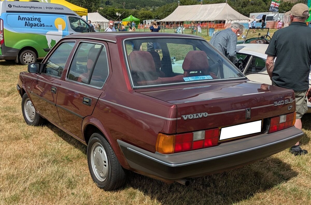 Heckansicht eines Volvo 340GLE im Farbton wine red aus dem Jahr 1985. Classic car meeting in Pontypool/South Wales am 17.05.2025.